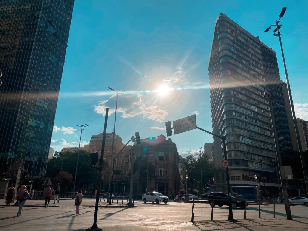 Belo Horizonte Registra Madrugada Mais Quente do Mês com Previsão de Calor Intenso