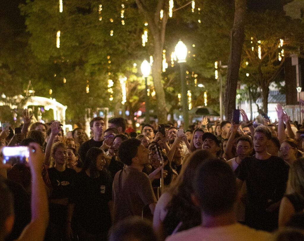 Cerca de 500 Jovens se Reúnem em Oração na Praça da Liberdade, Misturando Natal e Política