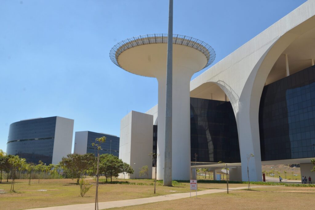 Dívida Pública de Minas Gerais Aumenta 75% sob Gestão Zema e Pode Ultrapassar R$ 200 Bi até 2025 Dívida Pública de Minas Gerais Aumenta 75% sob Gestão Zema e Pode Ultrapassar R$ 200 Bi até 2025