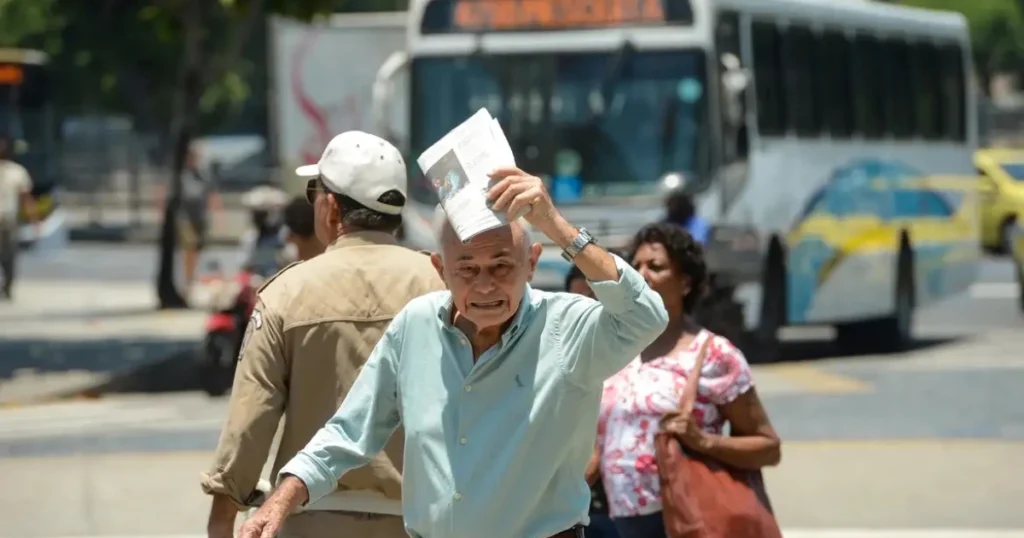 Onda de Calor Atinge 1.284 Cidades em Oito Estados: Um Alerta à Saúde Pública Onda de Calor Atinge 1.284 Cidades em Oito Estados: Um Alerta à Saúde Pública