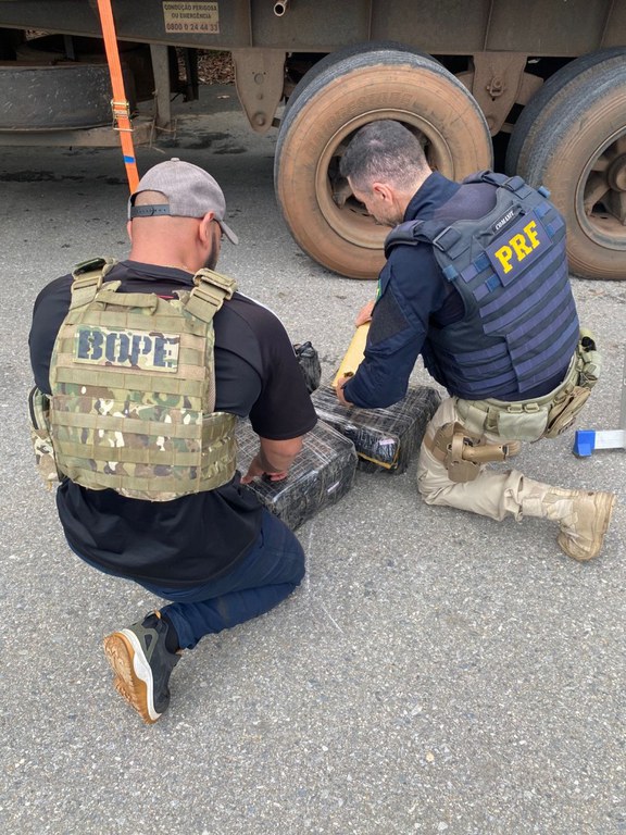 Polícia Federal e Forças de Segurança Apreendem 1,3 Tonelada de Maconha em Goiás Polícia Federal e Forças de Segurança Apreendem 1,3 Tonelada de Maconha em Goiás