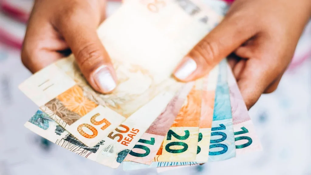 Salário Mínimo: O que Aumentos em 2026 Significam para Trabalhadores da Califórnia e do Brasil