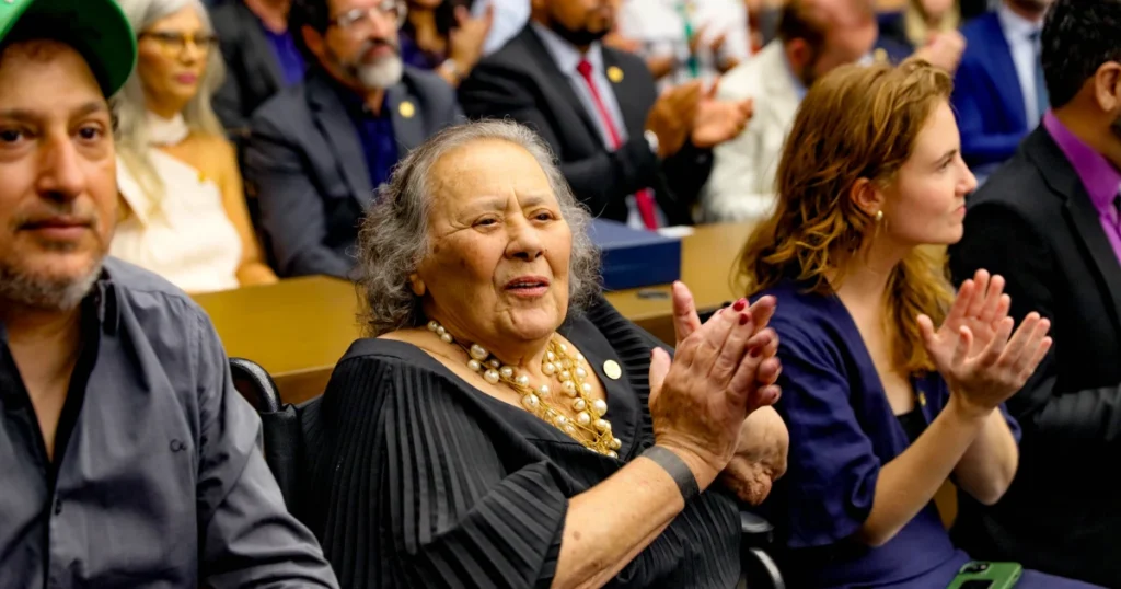 Teuda Bara: Legado Inesquecível no Teatro e na Televisão Brasileira Teuda Bara: Legado Inesquecível no Teatro e na Televisão Brasileira