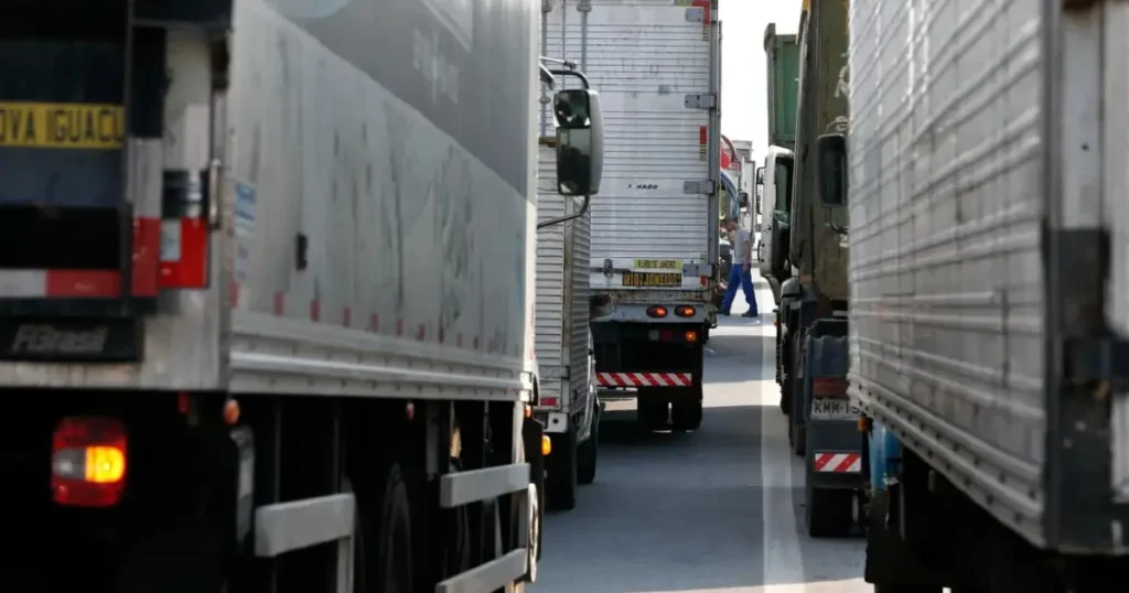 Venda de Veículos Pesados em Minas Gerais Cai 13% em 2025 - Impactos do Crédito