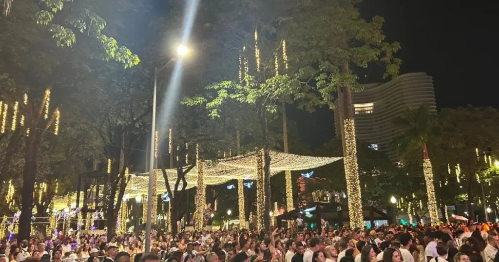 Virada da Liberdade: Show de Drones e Fogos Atrai Multidão em Belo Horizonte Virada da Liberdade: Show de Drones e Fogos Atrai Multidão em Belo Horizonte