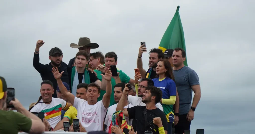 Ato Pró-Bolsonaro Liderado por Nikolas Ferreira Atraí Manifestantes em Brasília