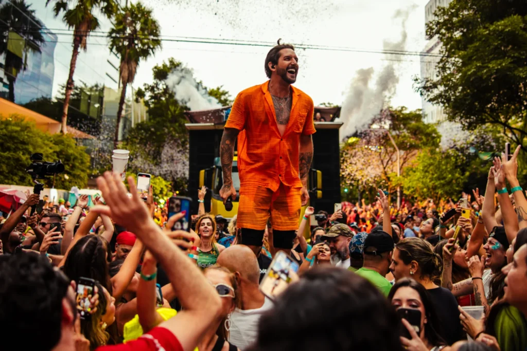 Banda Eva Brilha no Carnaval de Rua de BH com o Bloco Beleza Rara Banda Eva Brilha no Carnaval de Rua de BH com o Bloco Beleza Rara