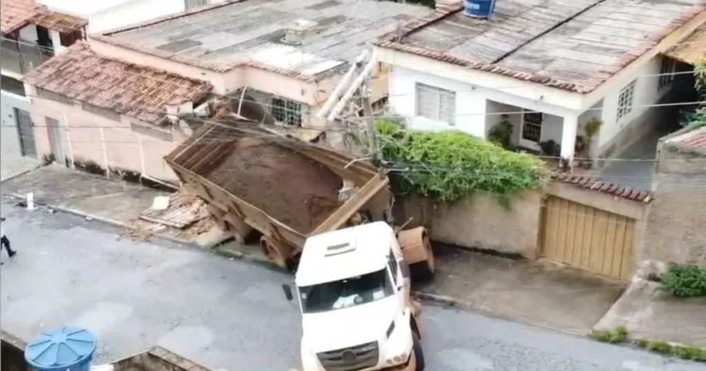 Caminhão Desgovernado Provoca Danos em Duas Residências em Minas Gerais