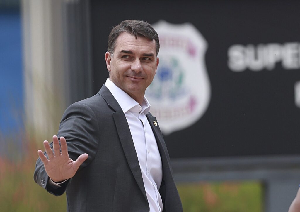 Candidatura de Flávio Bolsonaro Complica Estratégias de Kassab e do Centrão