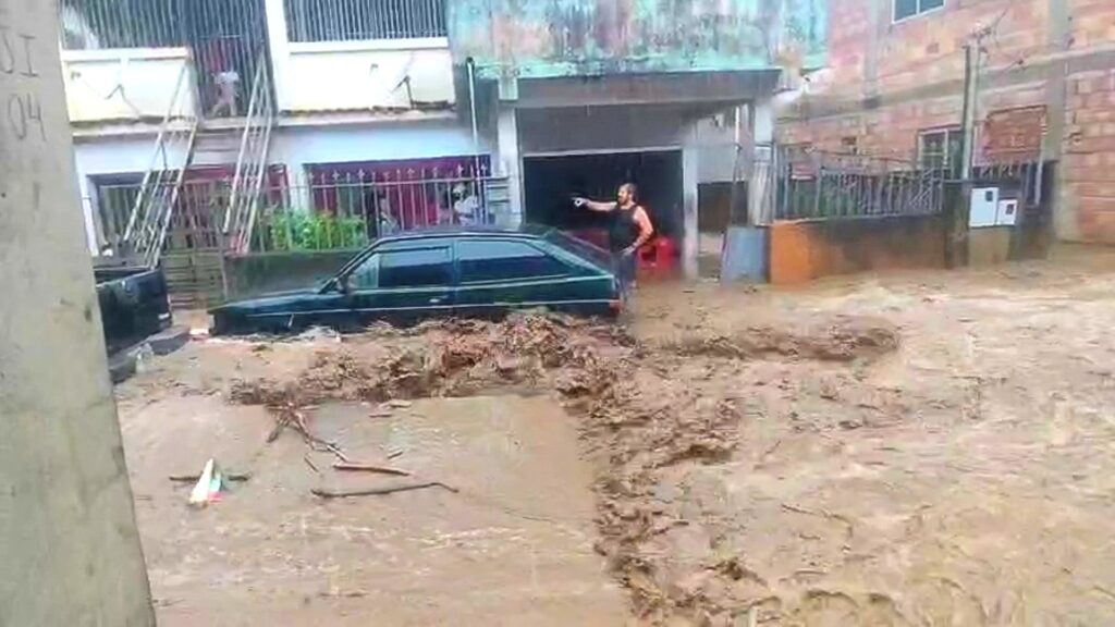 Chuvas em Minas Gerais: 48 cidades em estado de emergência e três mortos
