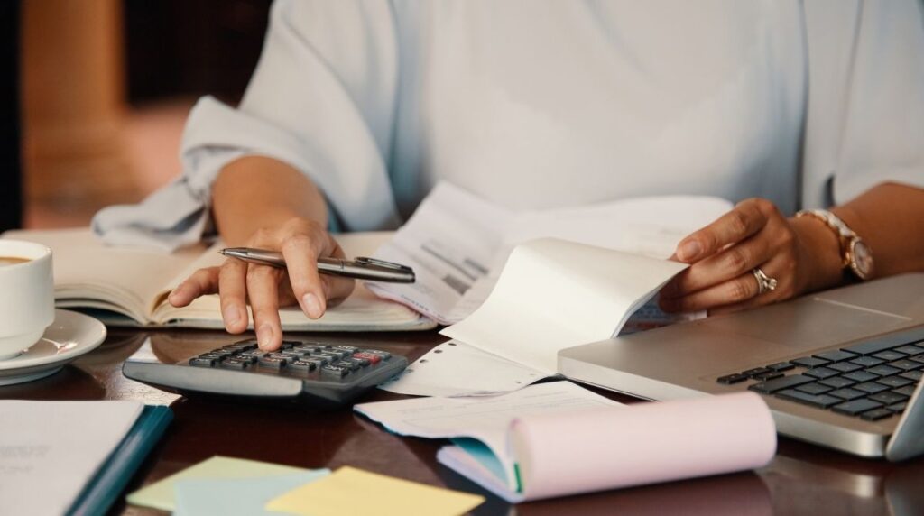 Entenda por que os juros permanecem altos apesar da pressão política