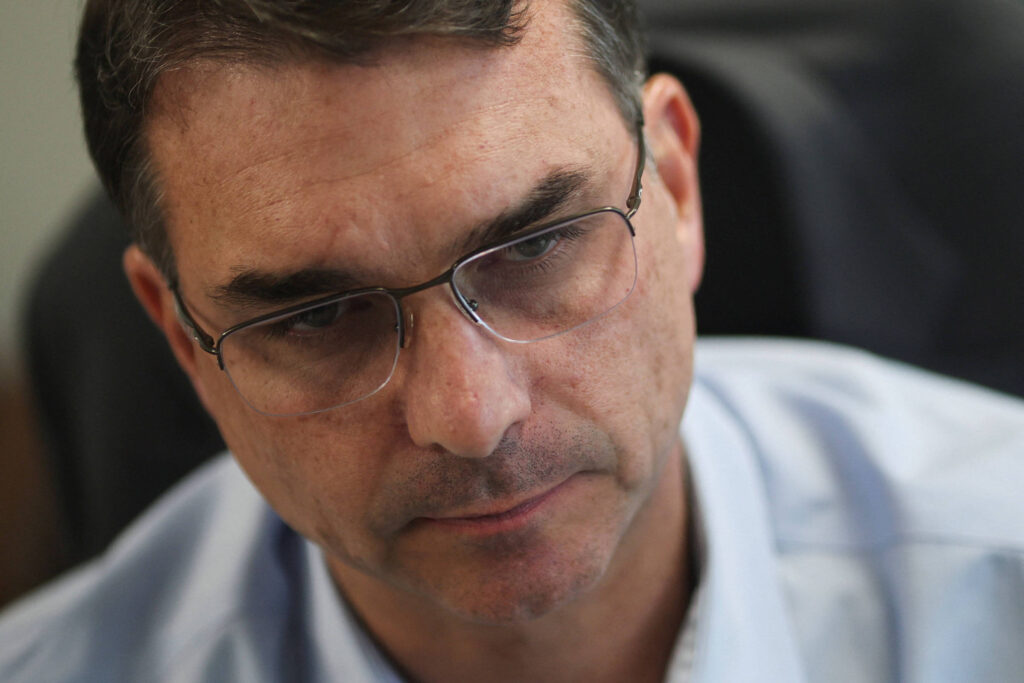 Flávio Bolsonaro Realiza Batismo no Rio Jordão e Reafirma Conexão com a Política Religiosa Flávio Bolsonaro Realiza Batismo no Rio Jordão e Reafirma Conexão com a Política Religiosa