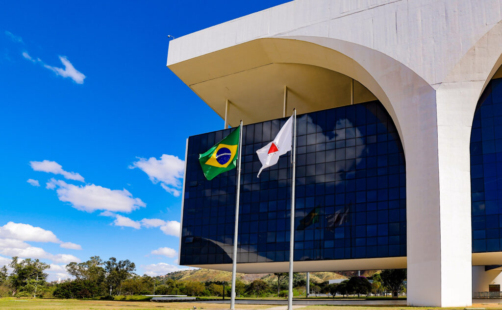 Governo de Minas Alcança Superávit Fiscal em 2025 e Mantém Equilíbrio por Cinco Anos