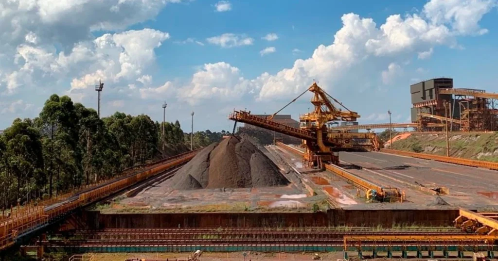 Indústria Mineira Supera Média Nacional com Crescimento em Novembro de 2025