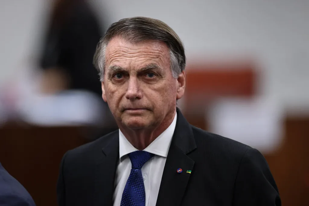 Justiça Restabelece Benefícios Vitalícios para Bolsonaro em Parte da Decisão Justiça Restabelece Benefícios Vitalícios para Bolsonaro em Parte da Decisão