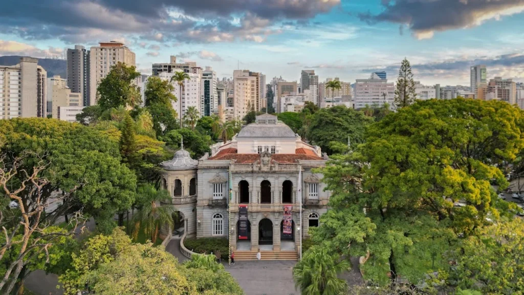 O que fazer em BH com chuva? 5 passeios imperdíveis para aproveitar dias nublados