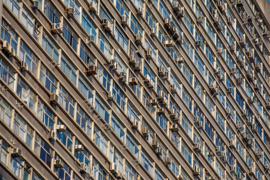 Por que sobra energia no Brasil, mas o calor gera escassez: um olhar sobre o setor elétrico Por que sobra energia no Brasil, mas o calor gera escassez: um olhar sobre o setor elétrico