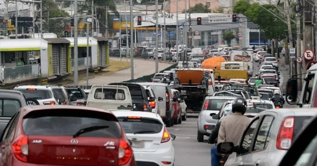 Serviços em Minas Gerais Crescem 1% em Novembro de 2025, Enquanto País Enfrenta Queda