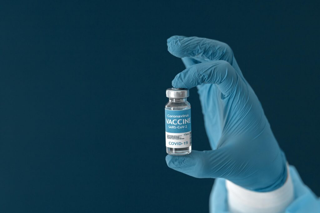 Após Cortes, Chefe da FDA Defende Vacinas de mRNA e Revisa Financiamentos Após Cortes, Chefe da FDA Defende Vacinas de mRNA e Revisa Financiamentos