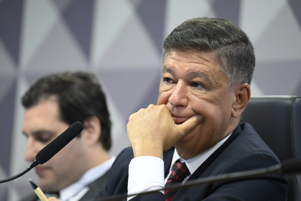 Carlos Viana Se Desliga do Podemos e Articula Aliança com Republicanos e PL