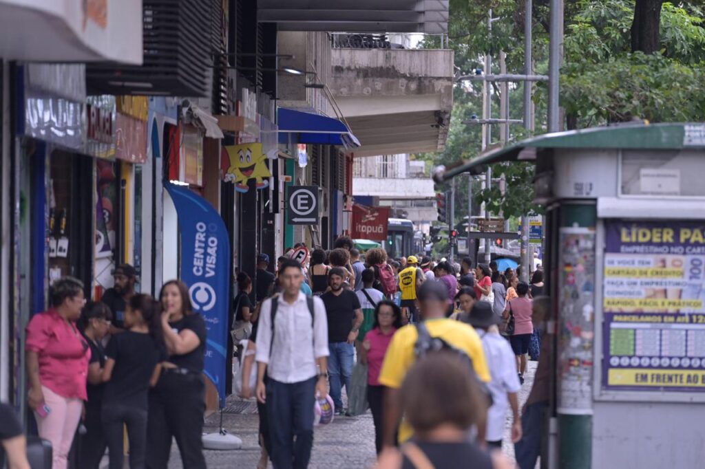 Comércio em Minas Gerais encerra 2025 com leve queda, mas registra crescimento anual