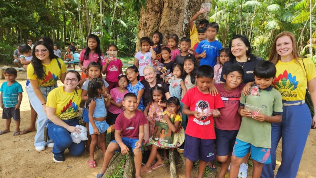 Crianças Indígenas da Comunidade Duraca Recebem Livros que Celebram sua Cultura