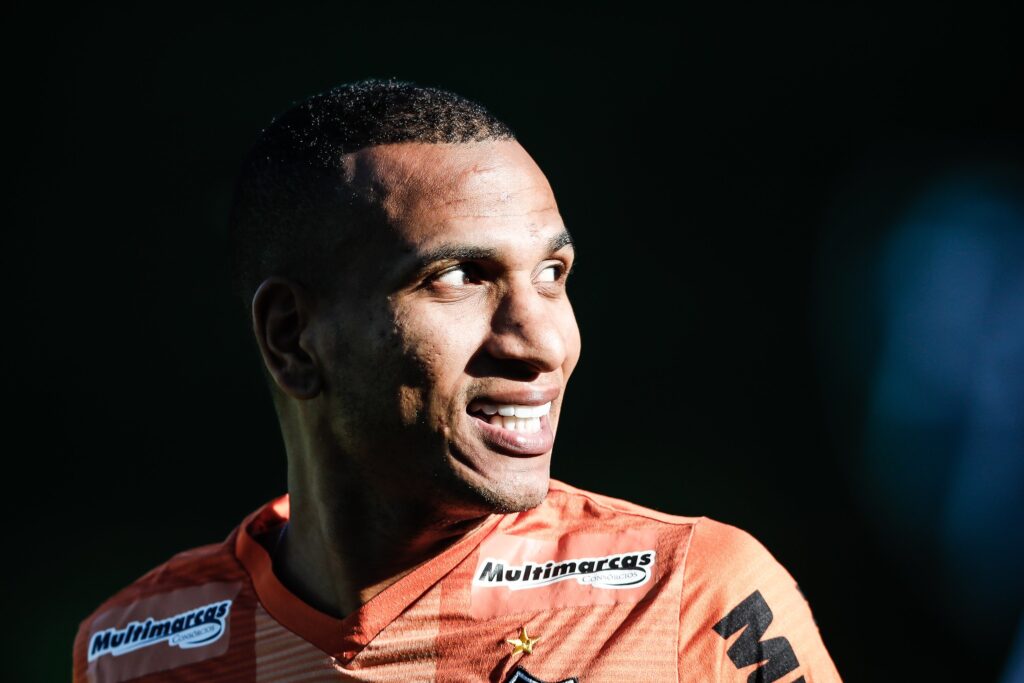 Criciúma Anuncia Novo Atacante com Experiência em Clubes Brasileiros