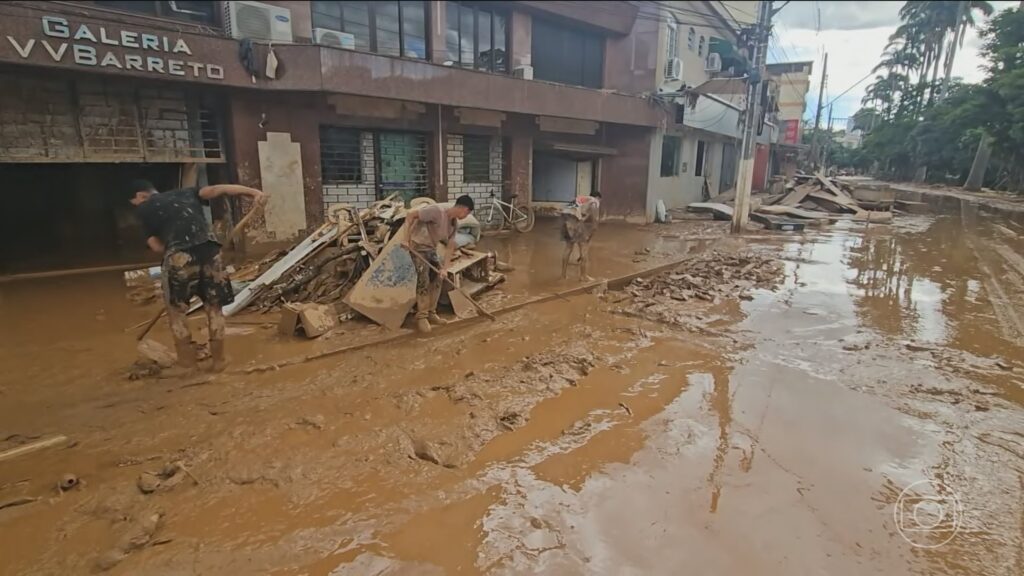 Desastre em Ubá (MG): Lojistas Iniciam Limpeza Após Enchente Devastadora