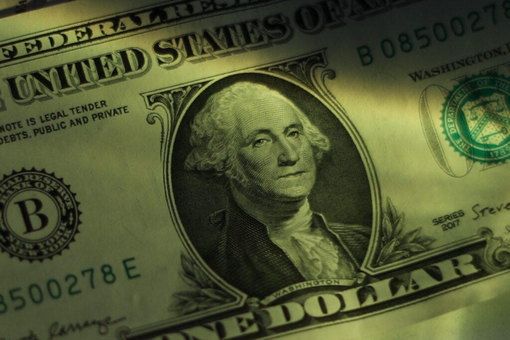 Dólar Cai para R$ 5,18, Menor Nível em 21 Meses e Impactos Econômicos