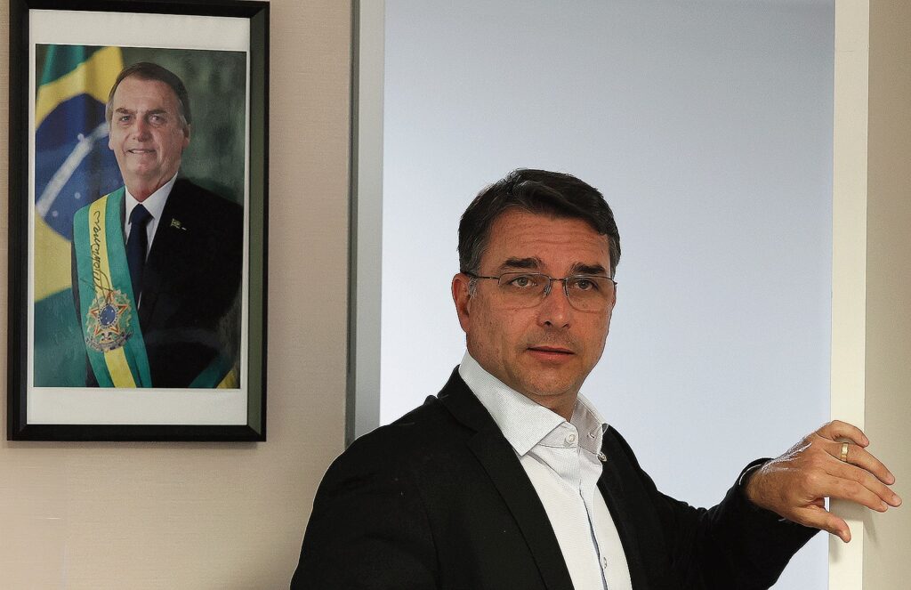 Entraves e Articulações Políticas: Anotações de Flávio Bolsonaro Revelam Cenários Complexos