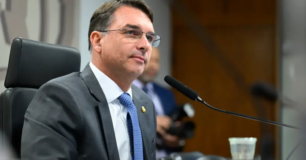 Flávio Bolsonaro Retorna ao Brasil e Se Conecta ao Setor Financeiro em meio a Especulações Ministeri