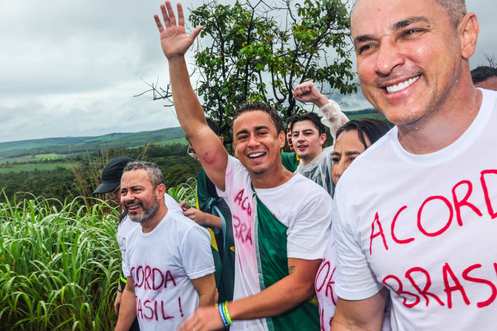 Flávio Bolsonaro Revela que Nikolas Ferreira Desiste de Candidatura ao Governo de Minas Gerais