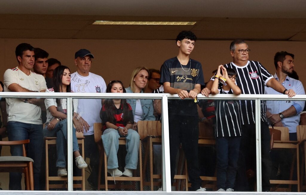 Ministros Assistem ao Confronto Entre Flamengo e Corinthians em Brasília