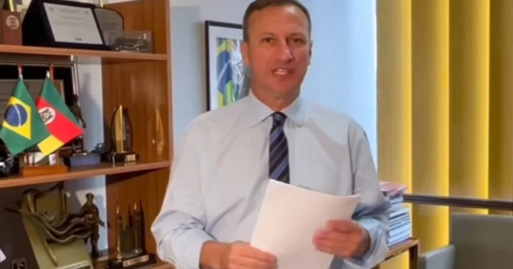 Sanderson Aponta Romeu Zema como Potencial Vice de Flávio Bolsonaro em 2026