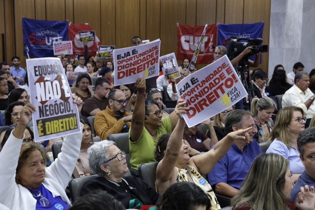 Sind-UTE/MG Pressiona por Definição de Reajuste Salarial em Março Sind-UTE/MG Pressiona por Definição de Reajuste Salarial em Março