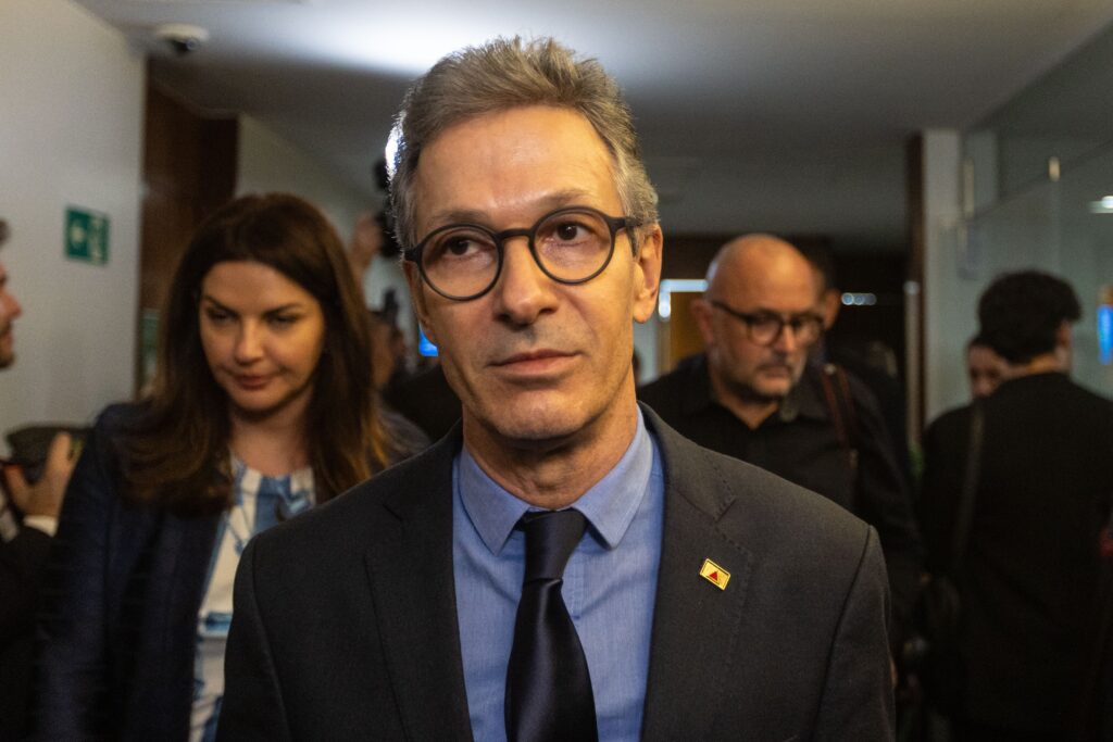 Zema Critica Idolatria Política e Defende Nova Proposta em Entrevista