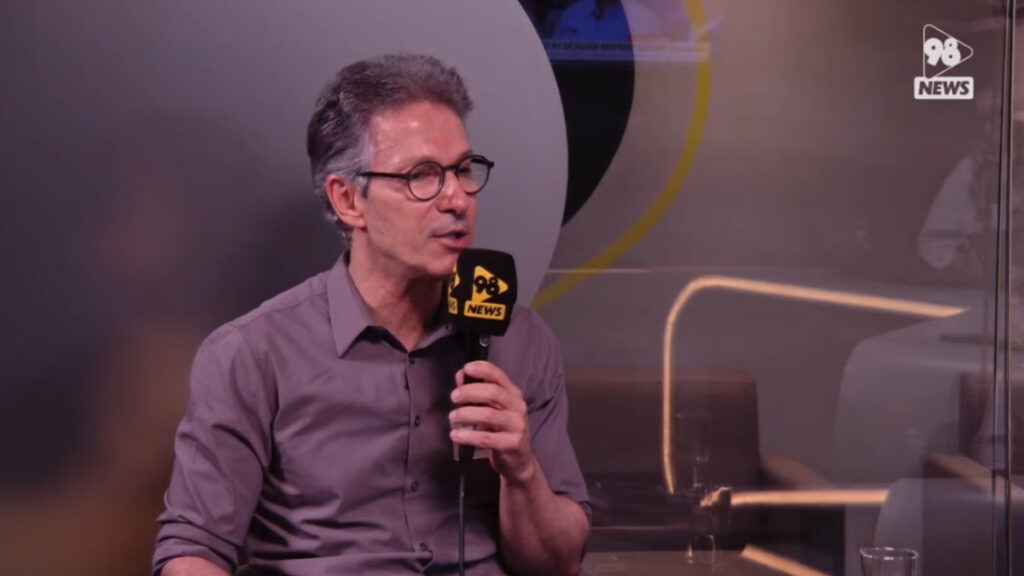 Zema manifesta honra em ser vice de Flávio Bolsonaro, mas insiste na candidatura própria