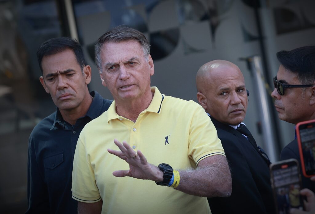Bolsonaro Celebra 71 Anos no Hospital em Meio a Pressões por Prisão Domiciliar