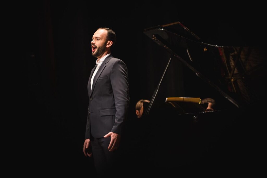 Brasileiro Conquista Prêmio de Ópera em Paris e Defende Renovação no Canto Lírico