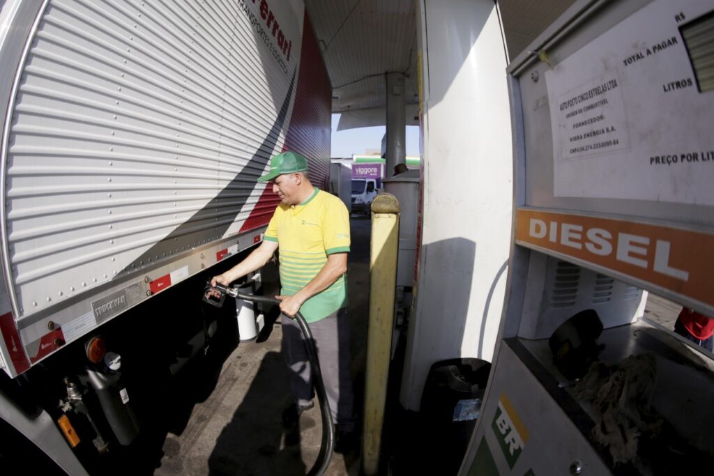 Crise no Setor de Combustíveis: Petróleo a US$ 100 e os Desafios de Atrair Investidores Crise no Setor de Combustíveis: Petróleo a US$ 100 e os Desafios de Atrair Investidores