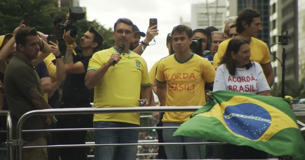 Flávio Bolsonaro fala sobre apoio em Minas Gerais: 'Decisão precisa ser amadurecida'