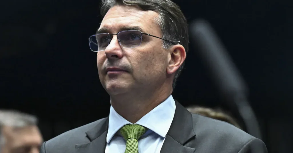 Flávio Bolsonaro Reitera Soberania em Discurso nos EUA e Rechaça Interferência Estrangeira