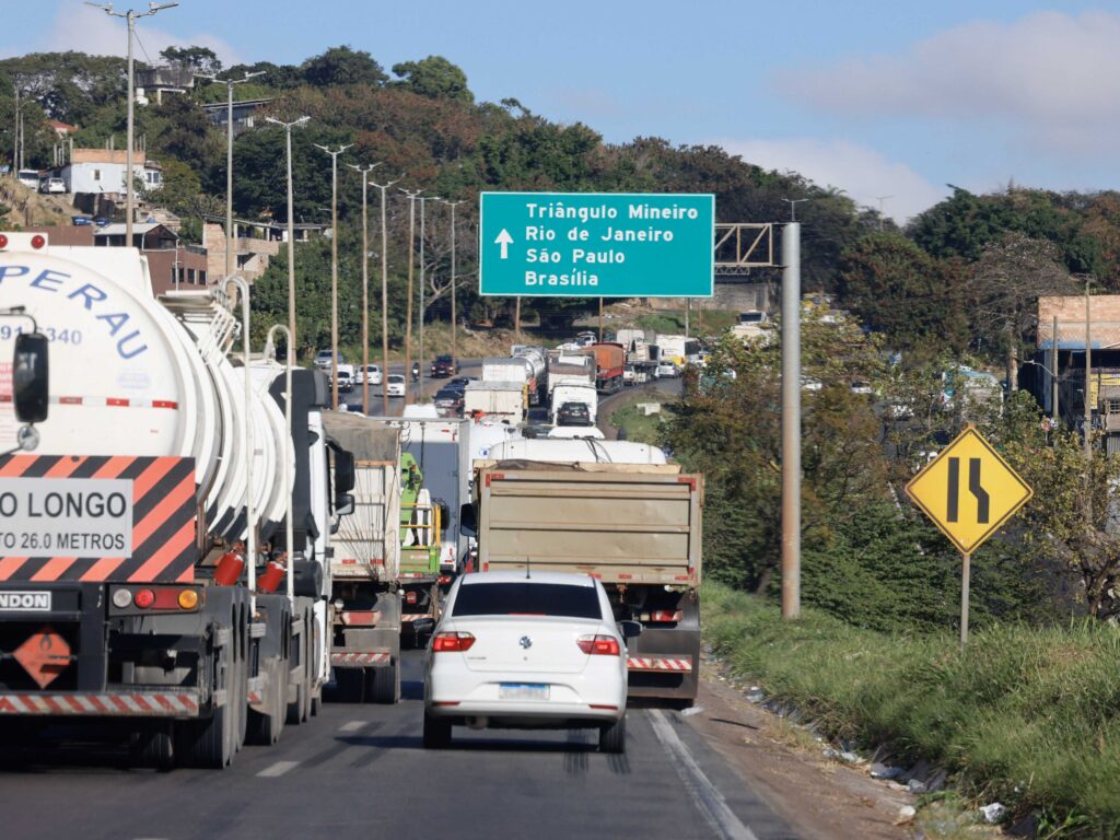 Governo de Minas Anuncia Subsídio de R$ 0,60 por Litro de Diesel para Amortecer Impactos ao Consumidor Governo de Minas Anuncia Subsídio de R$ 0,60 por Litro de Diesel para Amortecer Impactos ao Consumid