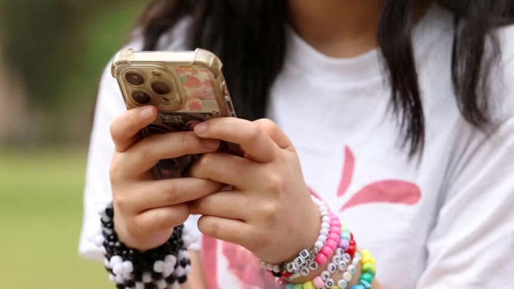 Indonésia Restringe Acesso às Redes Sociais para Menores de 16 Anos