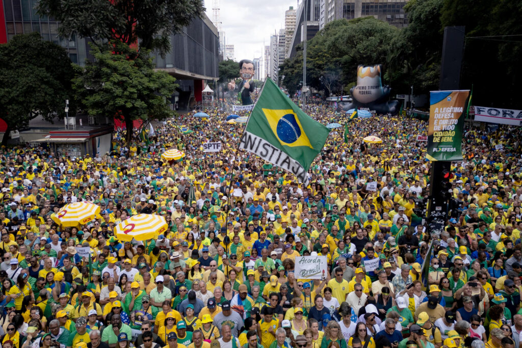 Manifestações do Movimento ‘Acorda Brasil’ Reúnem Multidões e Fortalecem Flávio Bolsonaro Manifestações do Movimento 'Acorda Brasil' Reúnem Multidões e Fortalecem Flávio Bolsonaro