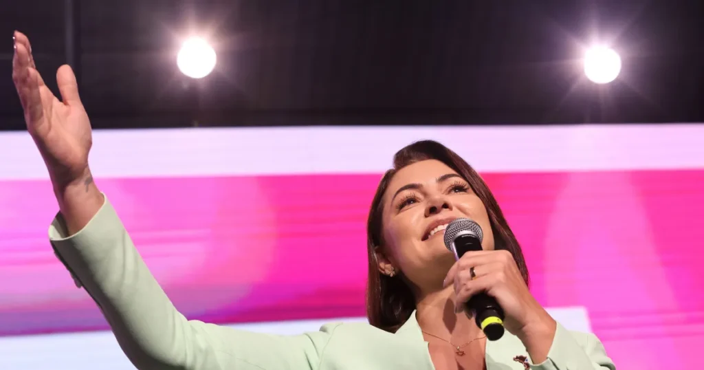 Michelle Bolsonaro Prioriza Família e Desvia de Questões Políticas