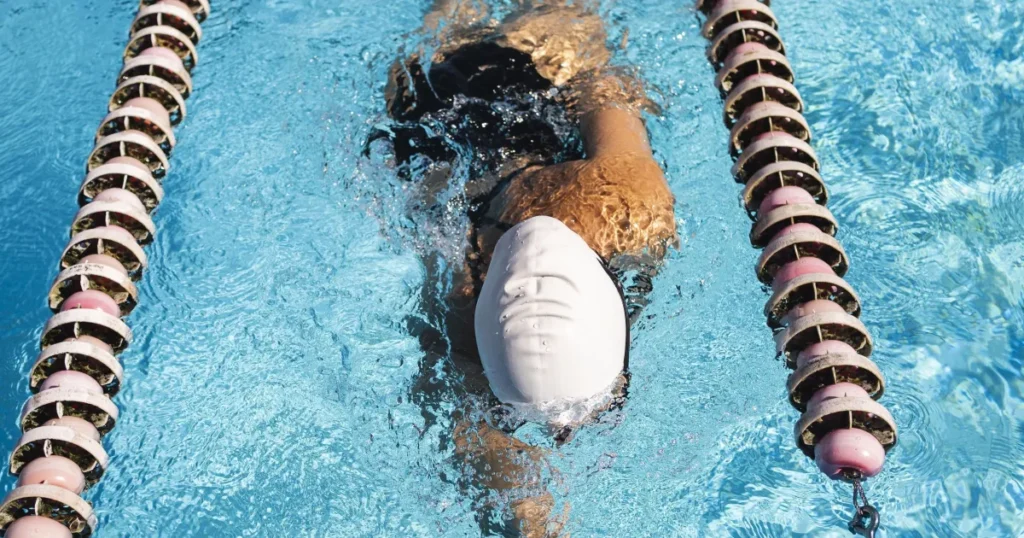 Natação é Mais Benéfica que Corrida para a Saúde do Coração, Aponta Estudo