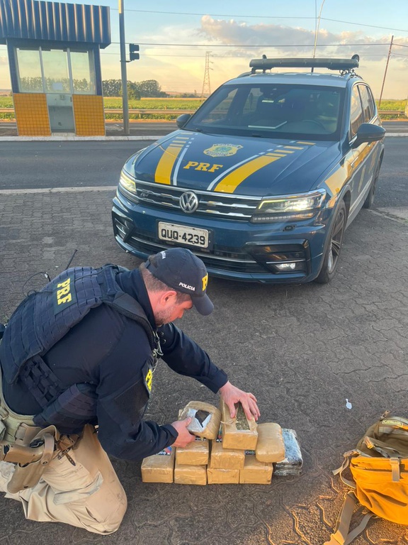 Polícia Rodoviária Federal Prende Dois por Tráfico de Drogas na BR-365 em Uberlândia (MG) Polícia Rodoviária Federal Prende Dois por Tráfico de Drogas na BR-365 em Uberlândia (MG)