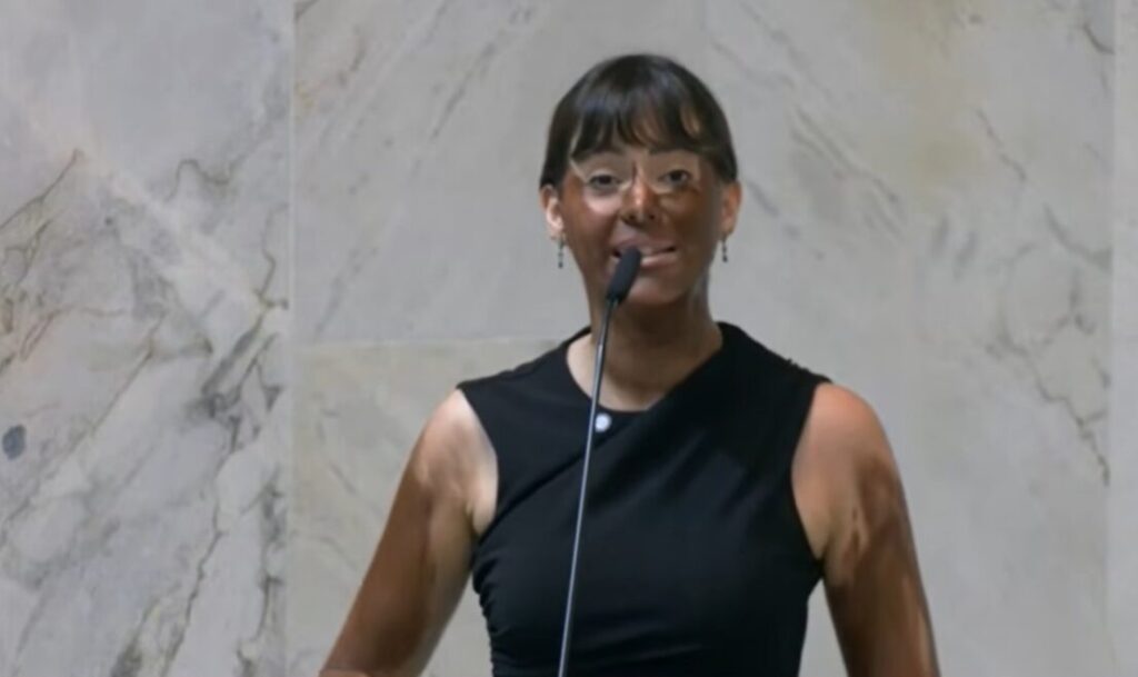 Quando a Política se Transforma em Espetáculo: A Performance de Fabiana Bolsonaro