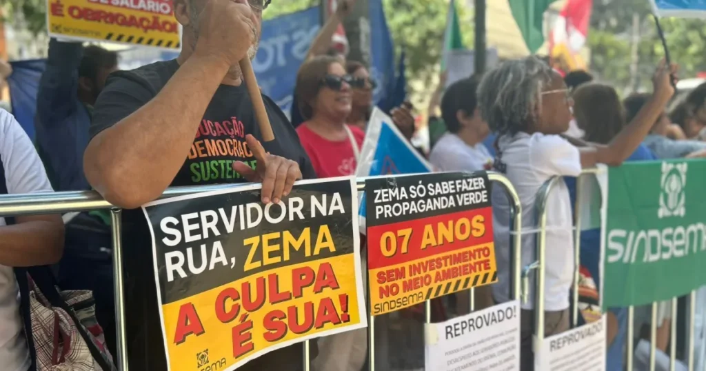 Servidores Públicos Protestam contra Zema e Simões Durante Cerimônia de Posse Servidores Públicos Protestam contra Zema e Simões Durante Cerimônia de Posse